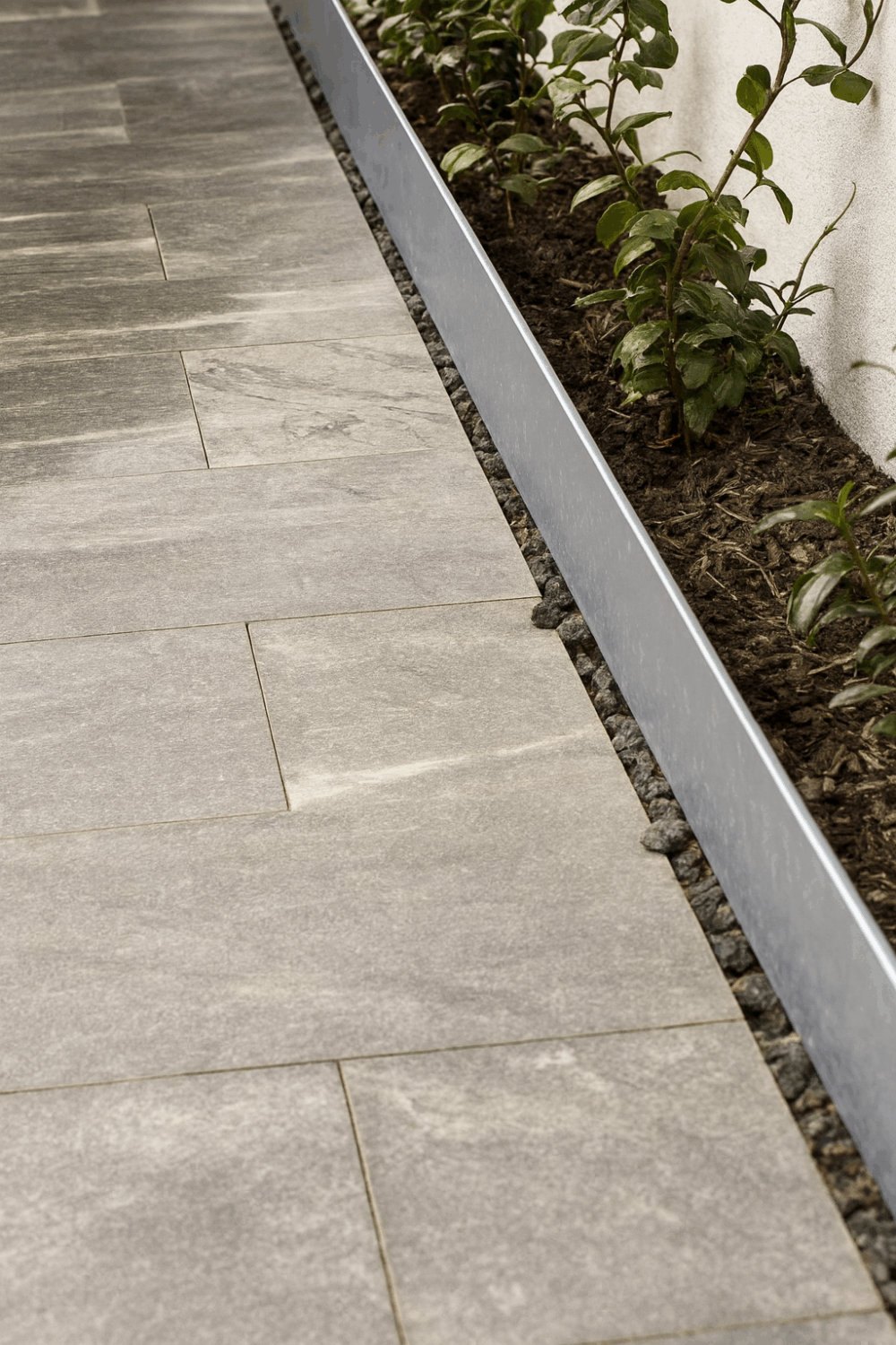 Klare Trennung zwischen Pflaster und Beet – langlebig, modern und stabil.