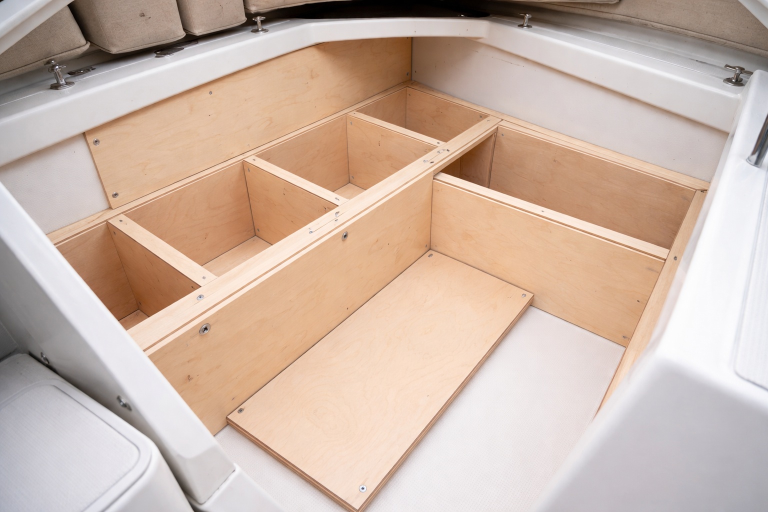 Multiplexplatten bilden stabile Stauraummodule im Rumpf eines Bootes.