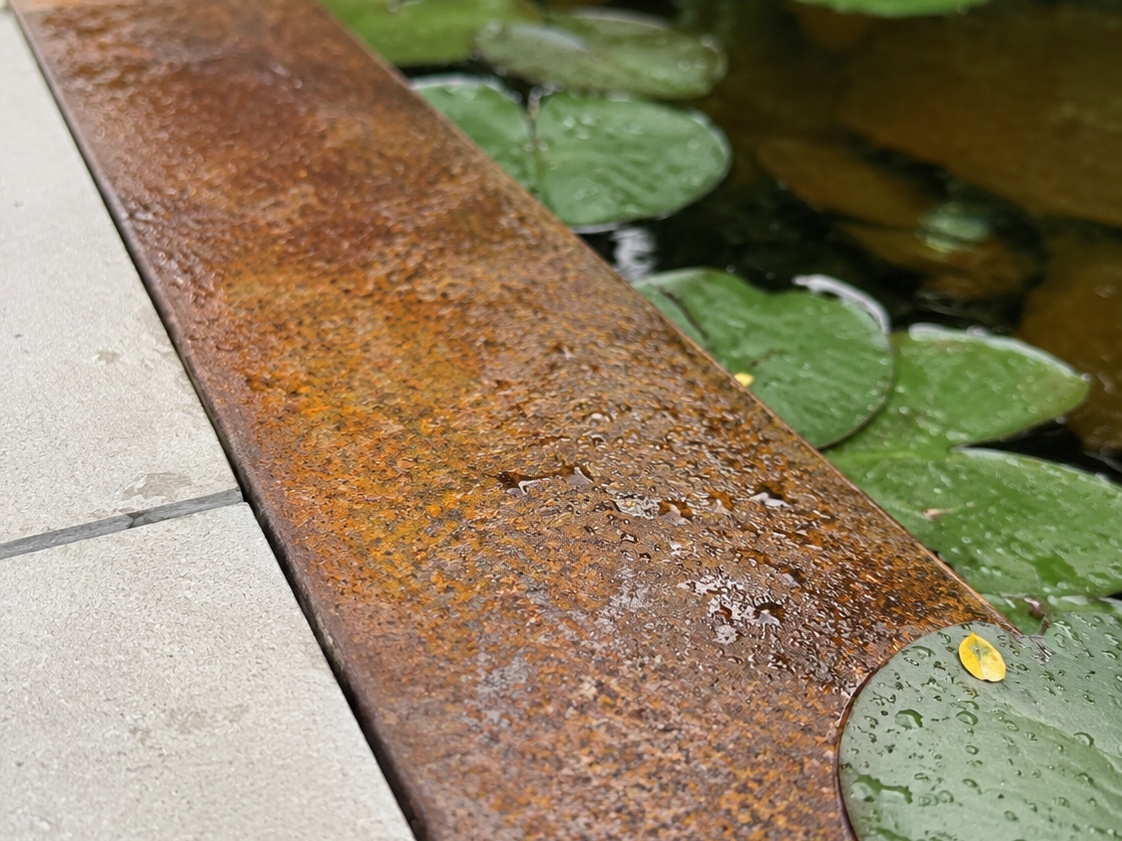 Schwarzstahlkante mit Rost