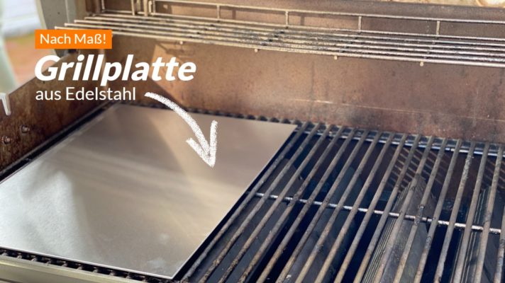 Maßgefertigte Grillplatte aus Edelstahl, eingesetzt auf einem Grillrost für gleichmäßiges Braten und Grillen.