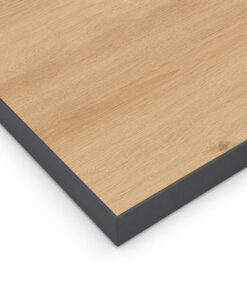 Eine holzfarbene Premium+ Dekorplatte zeigt eine dunkelgraue Kante.
