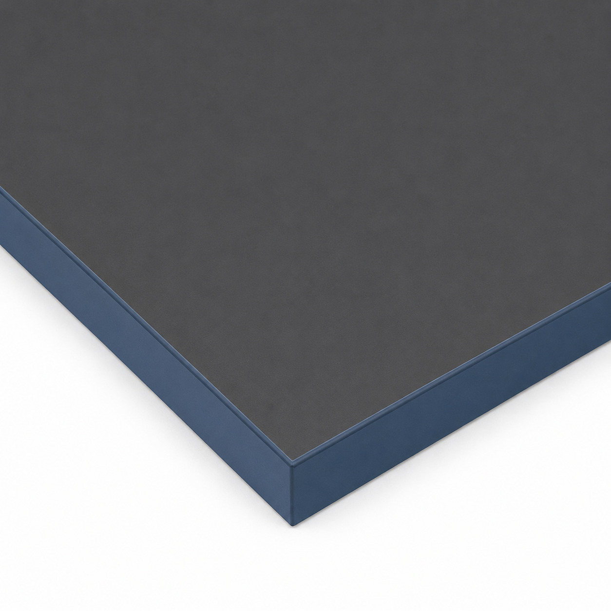 Eine dunkelgraue Premium+ Dekorplatte zeigt eine kontrastierende blaue Kante.