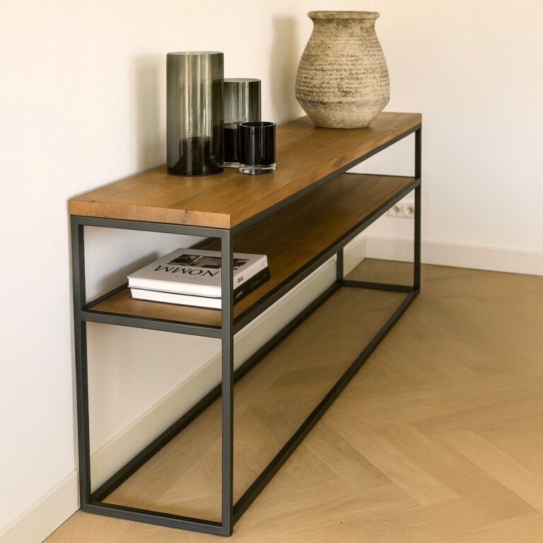 Modernes Sideboard aus quadratischen Aluminium-Rohren und Holzplatten.