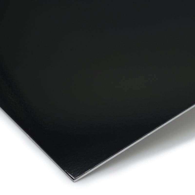 Flachblech aus Stahl mit einer Materialstärke von 0,5 mm, beschichtet mit 25 µm Polyester in Tiefschwarz RAL 9005.