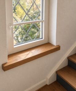Eine Renovierungsfensterbank in Eiche verleiht einem Treppenbereich eine warme, natürliche Optik.