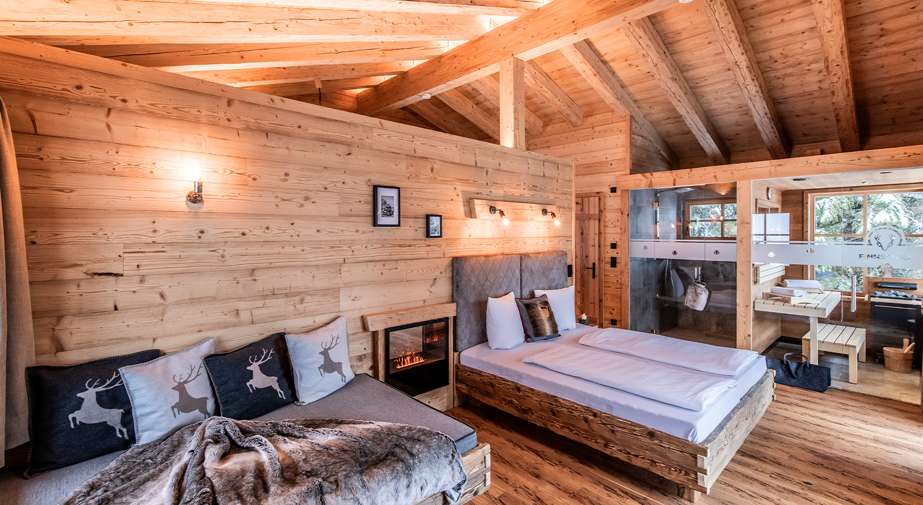 Ein gemütliches Schlafzimmer mit Wänden aus Altholz Profilhölzern und warmem Holzambiente.