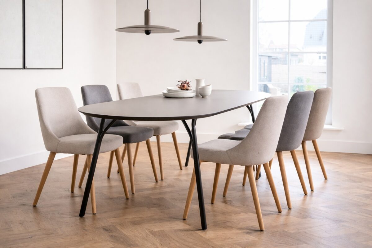 Ein Esstisch mit Gestell aus Rundrohr Stahl steht im Essbereich.