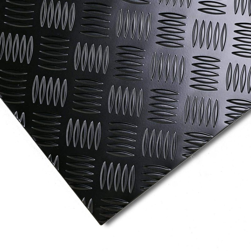 Nahaufnahme eines schwarzen Aluminium-Tränenbleches mit markanter Riffelstruktur.