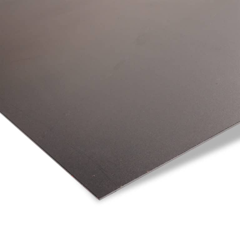 Entzundertes Stahlblech mit glatter, dunkler Oberfläche in Detailansicht.