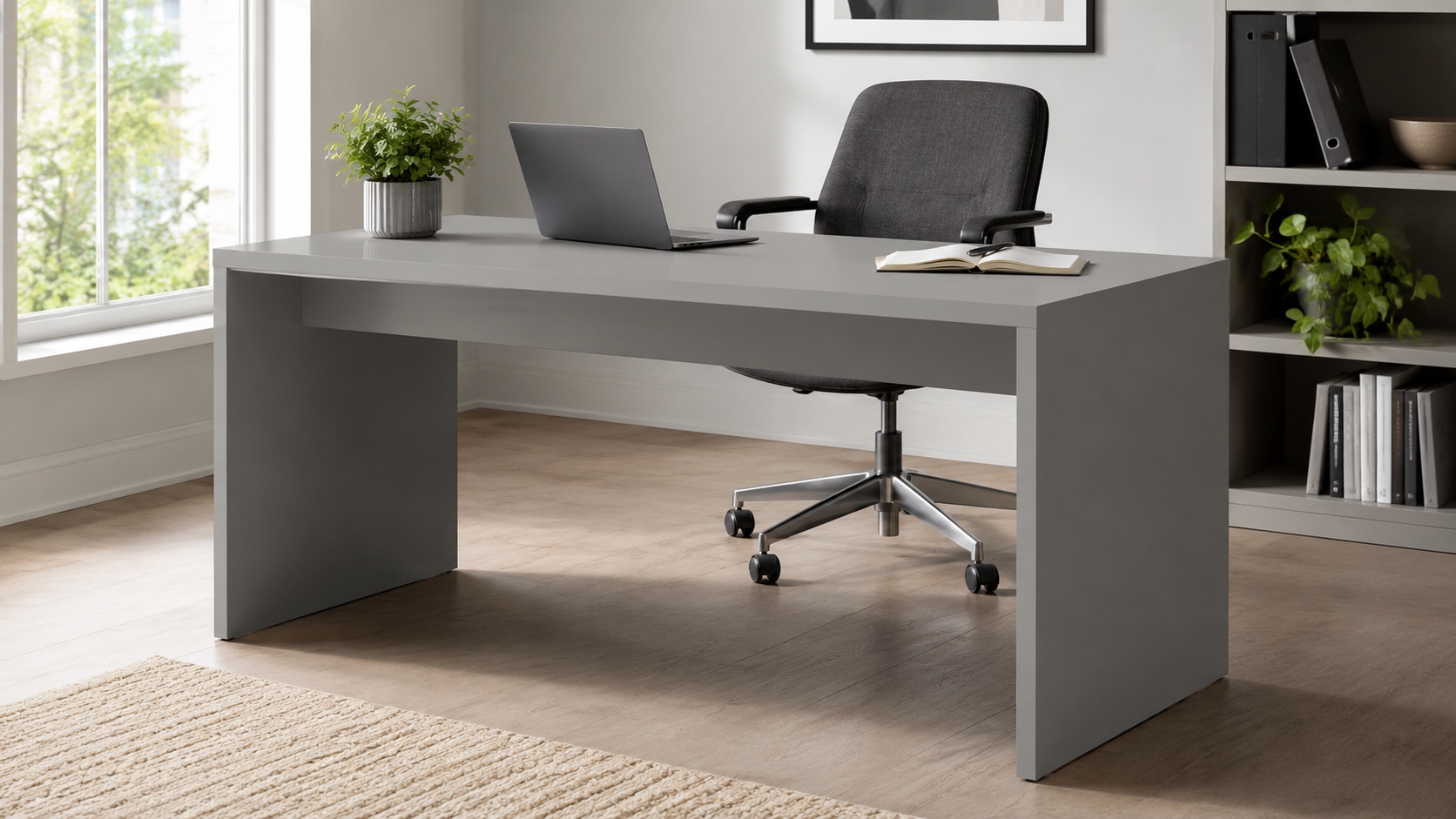 Ein Homeoffice-Schreibtisch aus Uni-Mittelgrau wirkt klar und ruhig.