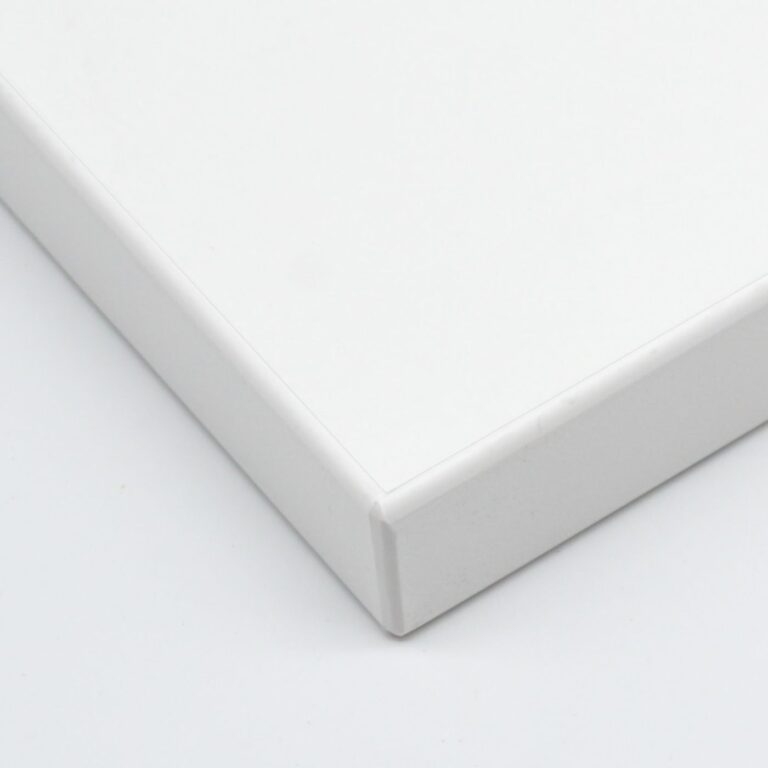 Detailaufnahme einer weißen Smart+ Dekorplatte mit glatter Oberfläche und präziser Umkantung.