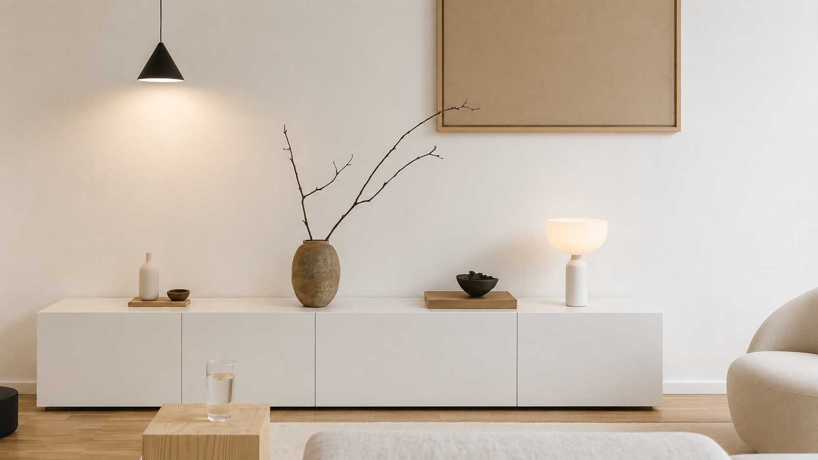 Minimalistisches Wohnzimmer mit Sideboard aus weißem Smart+ Dekor und stilvoller Dekoration.