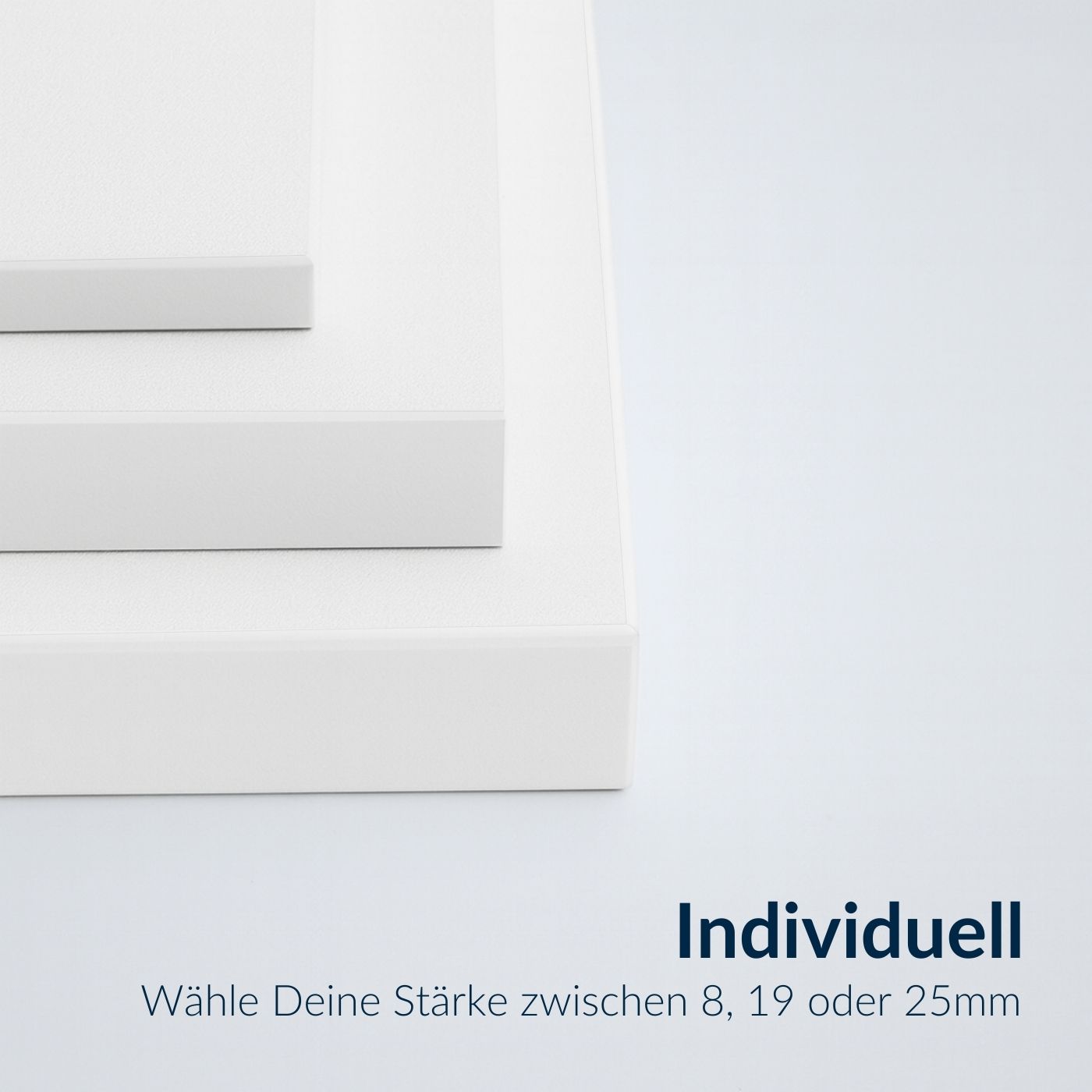 Weiße Smart+ Dekorplatten in drei verschiedenen Stärken übereinander gestapelt, mit Beschriftung zur individuellen Auswahl von 8, 19 oder 25 mm.