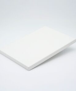 Weiße Smart+ Dekorplatte mit Premium-Umkantung in minimalistischem Studio-Setup.