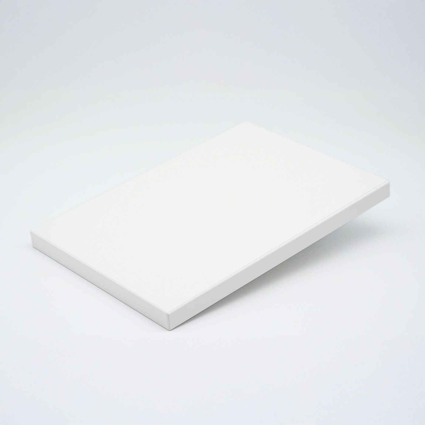 Weiße Smart+ Dekorplatte mit Premium-Umkantung in minimalistischem Studio-Setup.