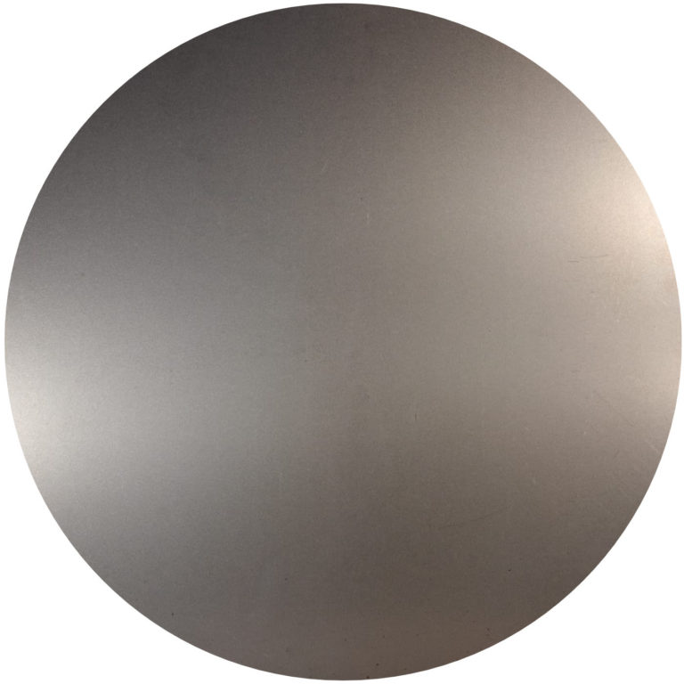 Runder Zuschnitt aus entzundertem Stahlblech mit glatter Oberfläche.