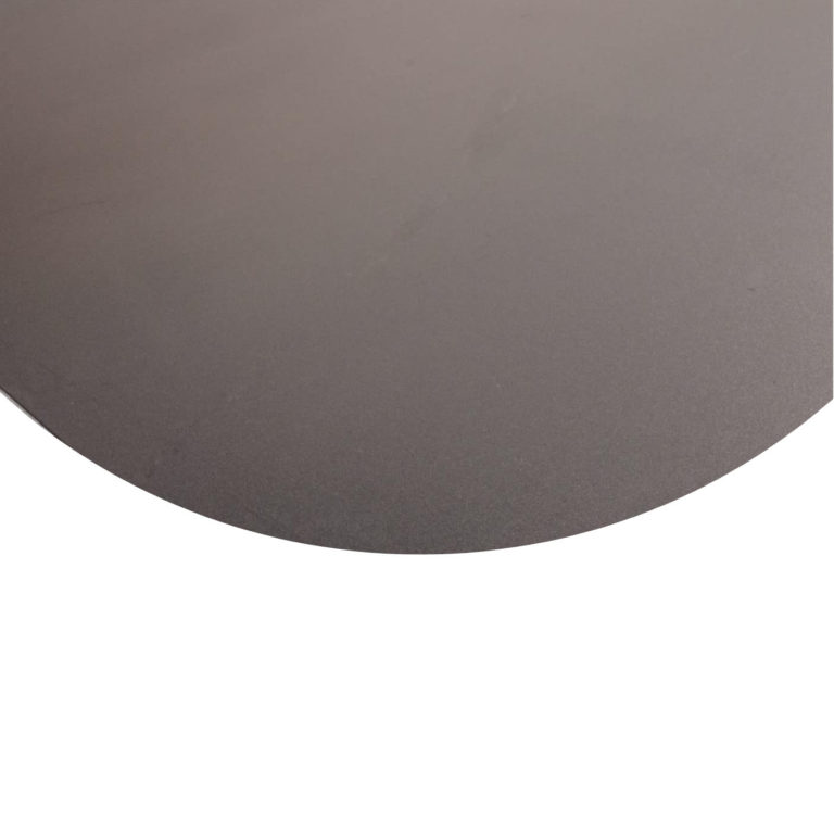 Runder Schwarzstahl-Zuschnitt mit dunkler, entzunderter Oberfläche.