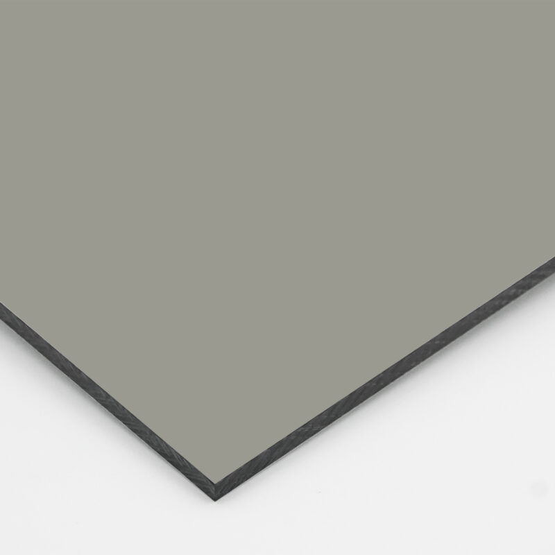 Eine HPL-Platte in Grüngrau zeigt eine glatte, matte Oberfläche und eine dunkle Kante.