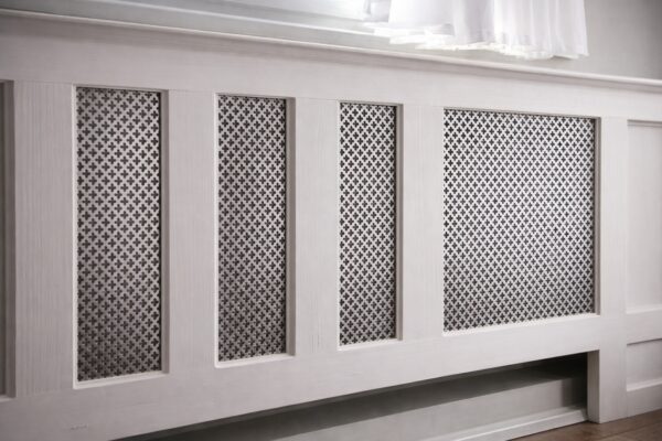 Eine Heizkörperverkleidung aus Lochblech mit Sternenmuster integriert sich dekorativ in den Innenraum.