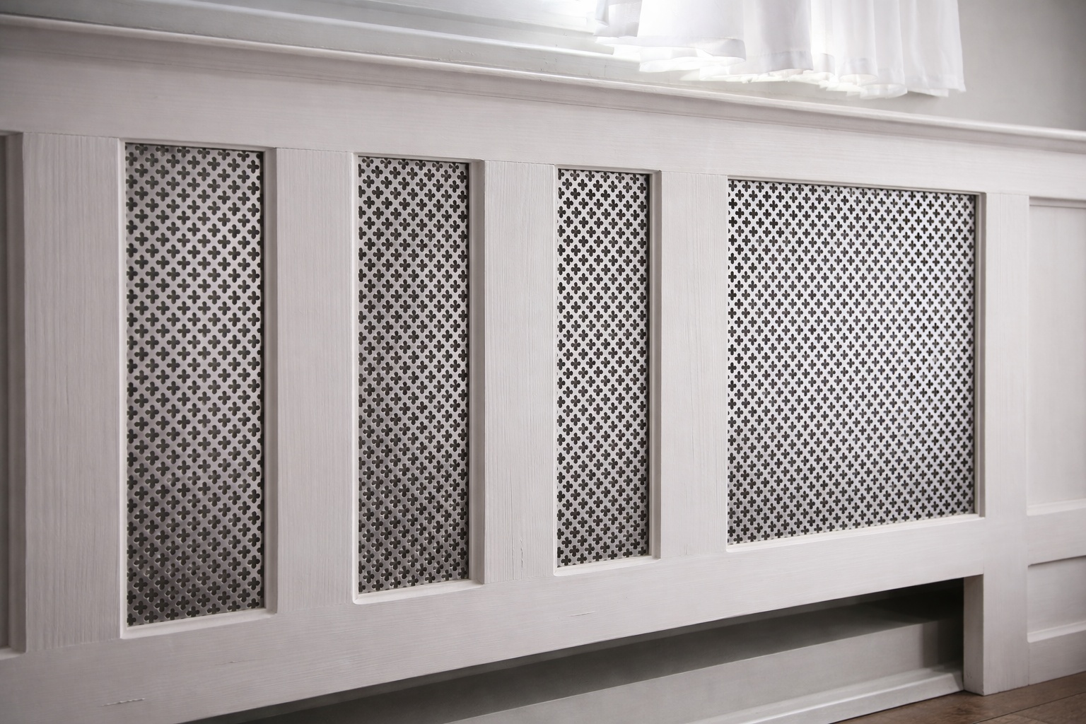 Eine Heizkörperverkleidung aus Lochblech mit Sternenmuster integriert sich dekorativ in den Innenraum.