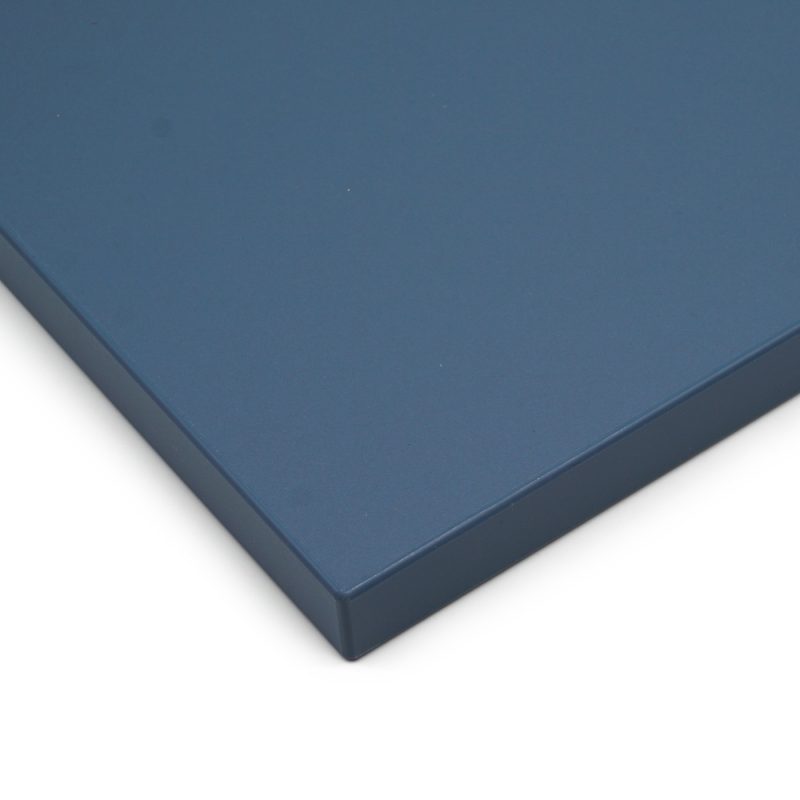 Maßgefertigte taubenblaue Dekorplatte mit 2mm ABS-Kante für hochwertige Möbelprojekte.