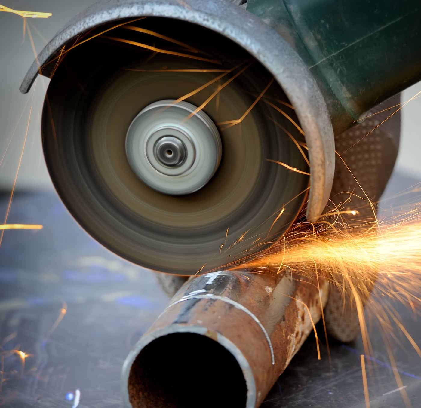 Trennscheiben im Einsatz beim Schneiden eines Rohrs.