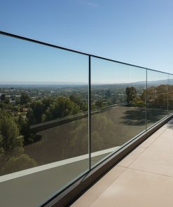 Balkongeländer aus ESG-Glas mit Panoramablick ins Tal.