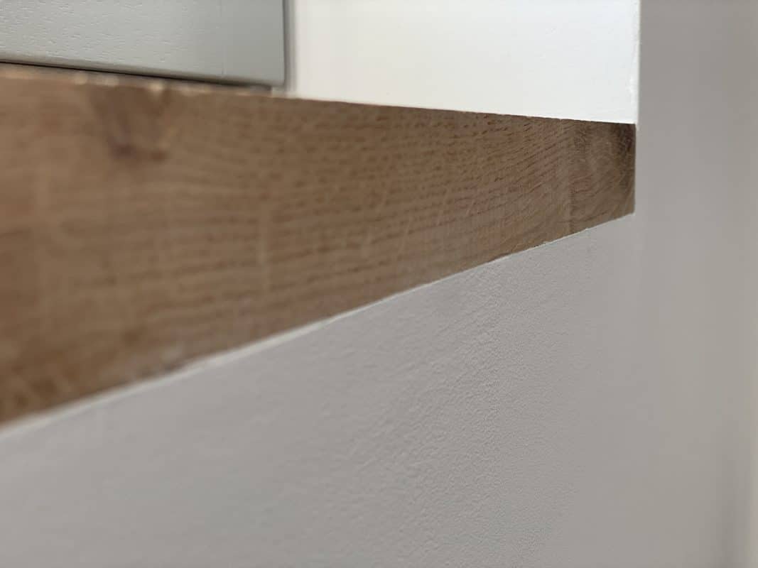 Wandbuendige-Holz-Fensterbank