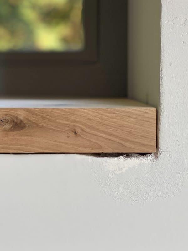 Nahaufnahme einer fertigen Holzfensterbank.