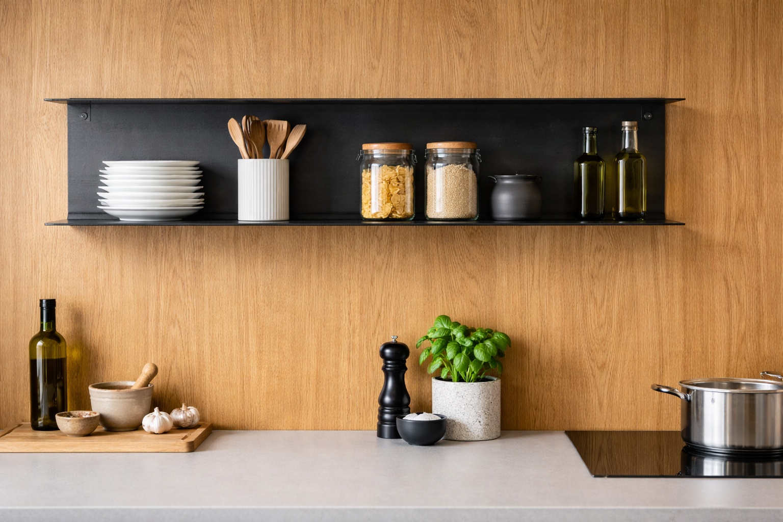Alt-Text: Wandregal aus Schwarzstahl vor einer Holzrückwand in einer Küche.