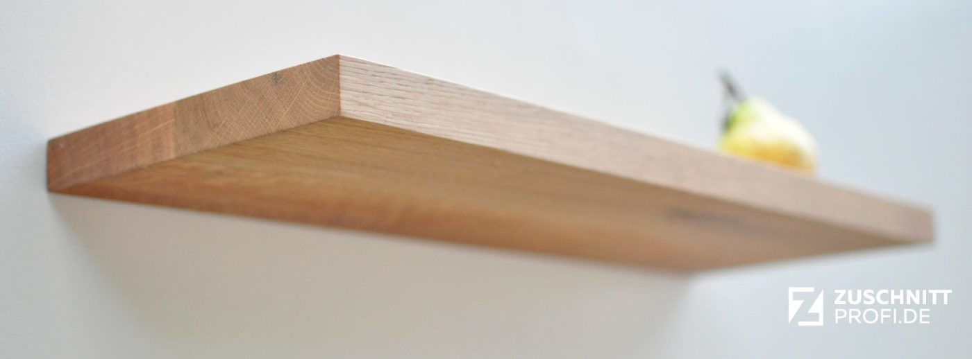 Schwebendes Eichenholz-Regal an weißer Wand.