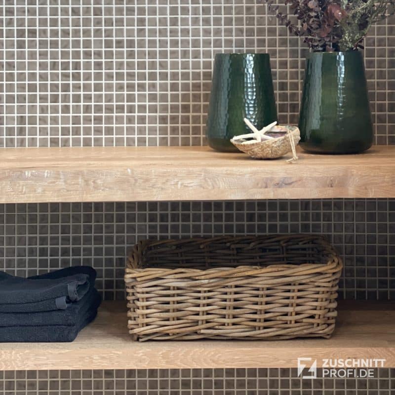 Massivholzregale vor Mosaikfliesen mit Deko und Korb.