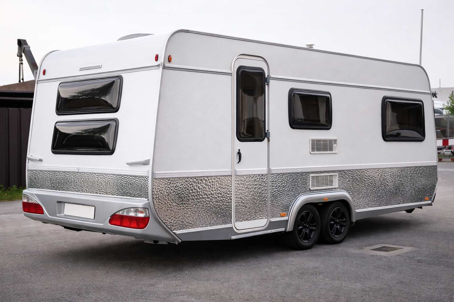 Ein Wohnwagen mit Hammerschlagblech zeigt eine robuste, strukturierte Metallflächen.