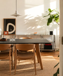 Esstisch im Wohnzimmer mit schwarzer Dekorplatte