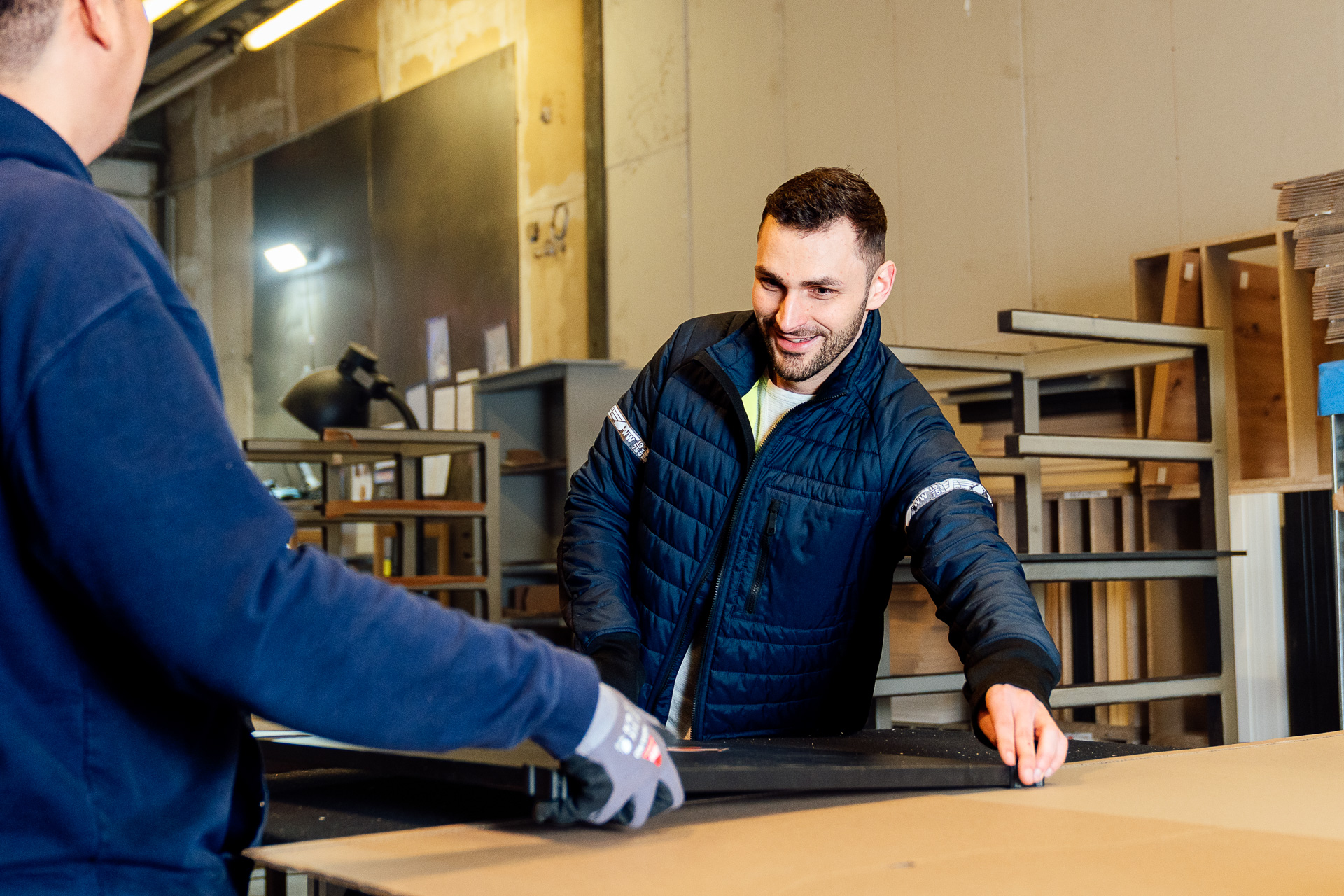 Freundlicher Mitarbeiter in der Logistik bei Zuschnittprofi