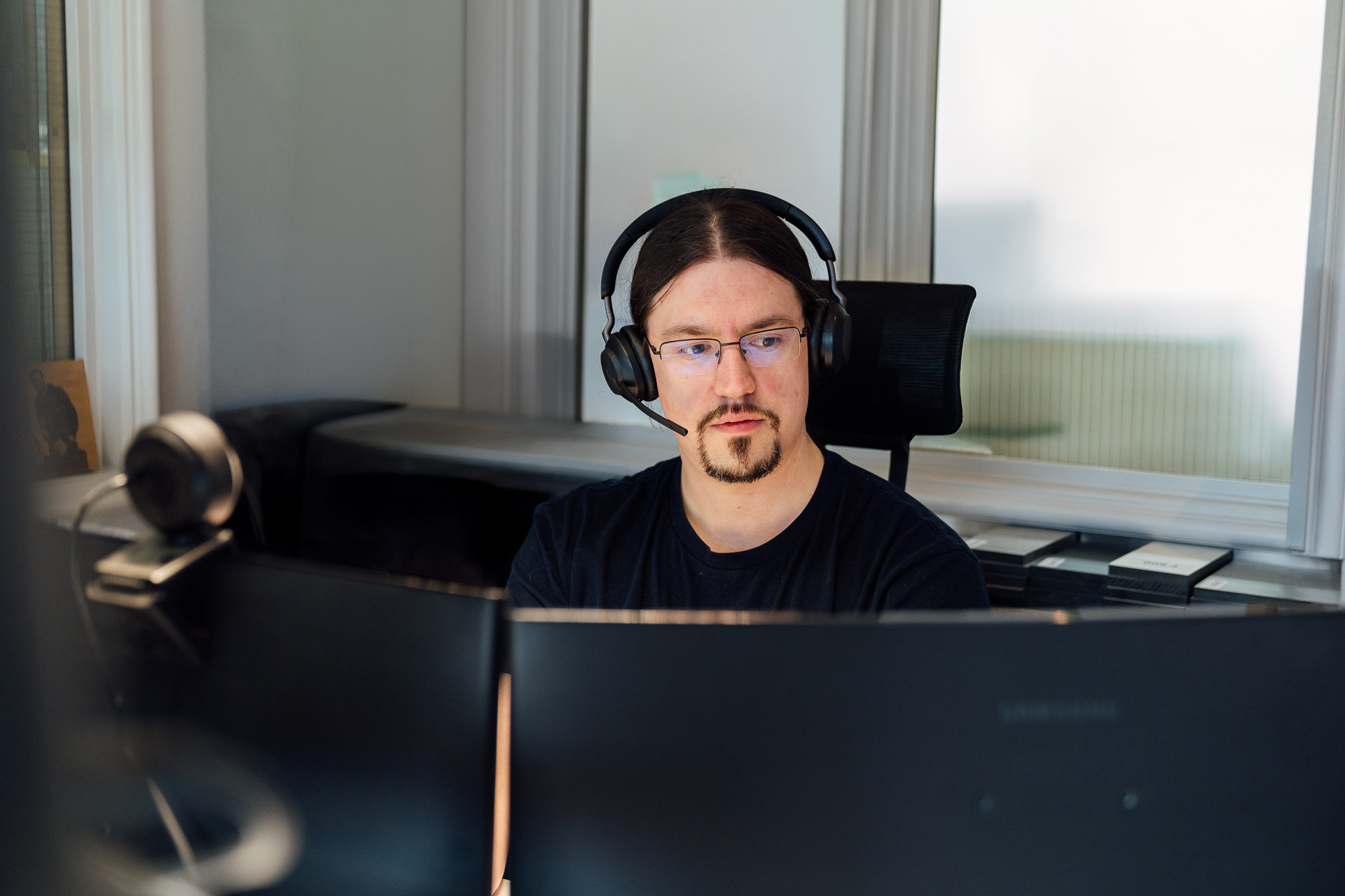 Customer Service Mitarbeiter konzentriert
