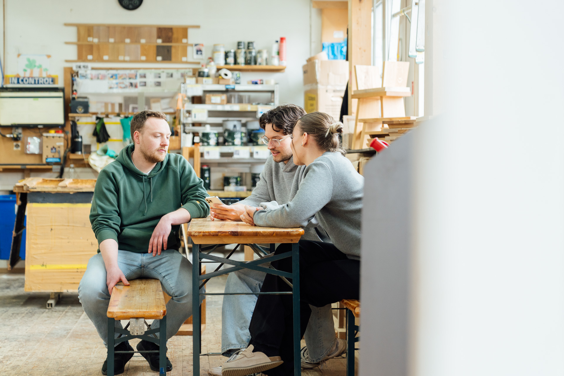 Mitarbeiter sitzen in der Produktion