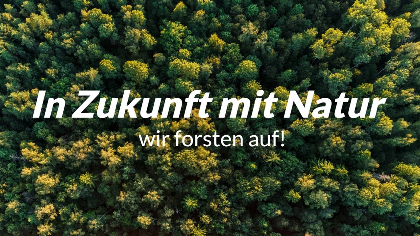 Luftaufnahme eines dichten grünen Waldes mit Text „In Zukunft mit Natur – wir forsten auf!“.