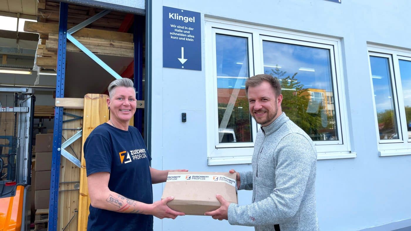 Übergabe eines Pakets vor dem Zuschnittprofi-Gebäude.