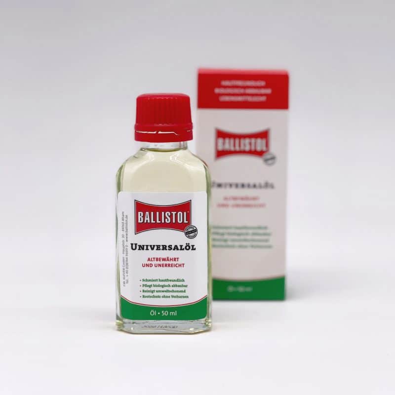 Ein Pflegeöl steht vor seiner passenden Verpackung auf hellem Untergrund.