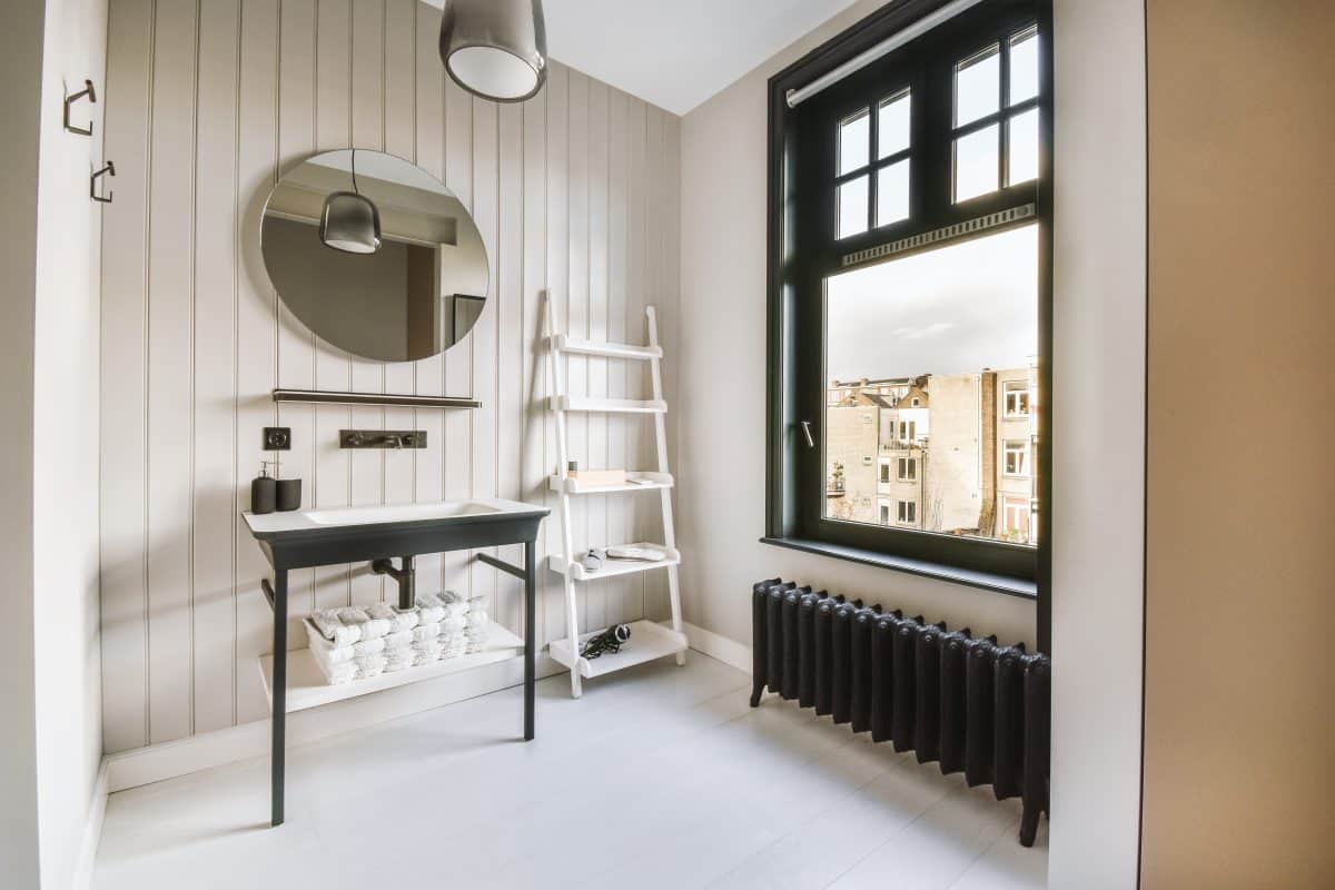 Fenster mit einem schwarzen Rahmen in einem hellen Zimmer.