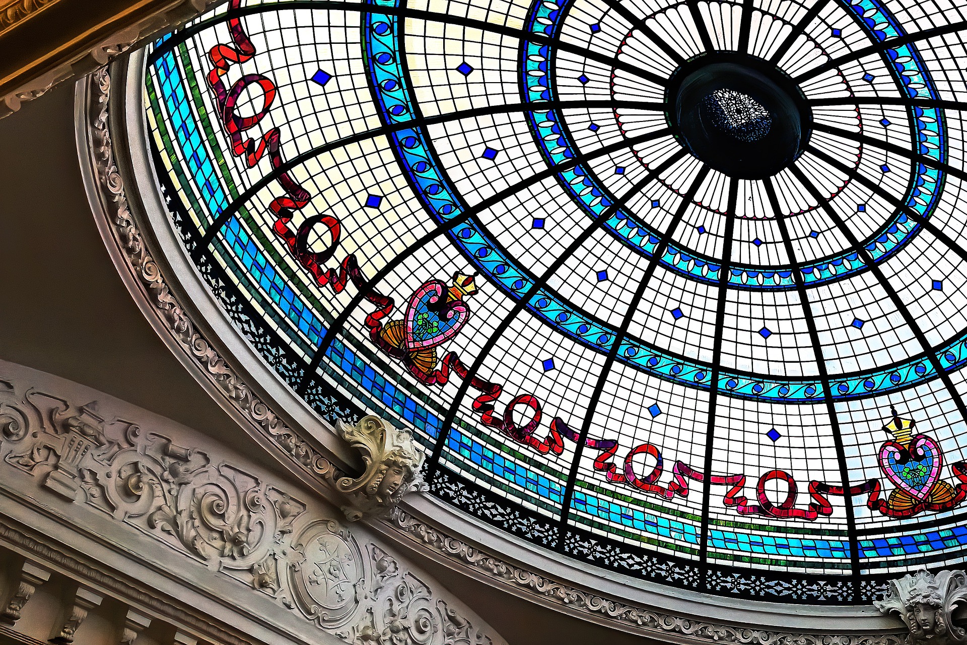 Eine Glaskuppel zeigt farbige Ornamente von unten.