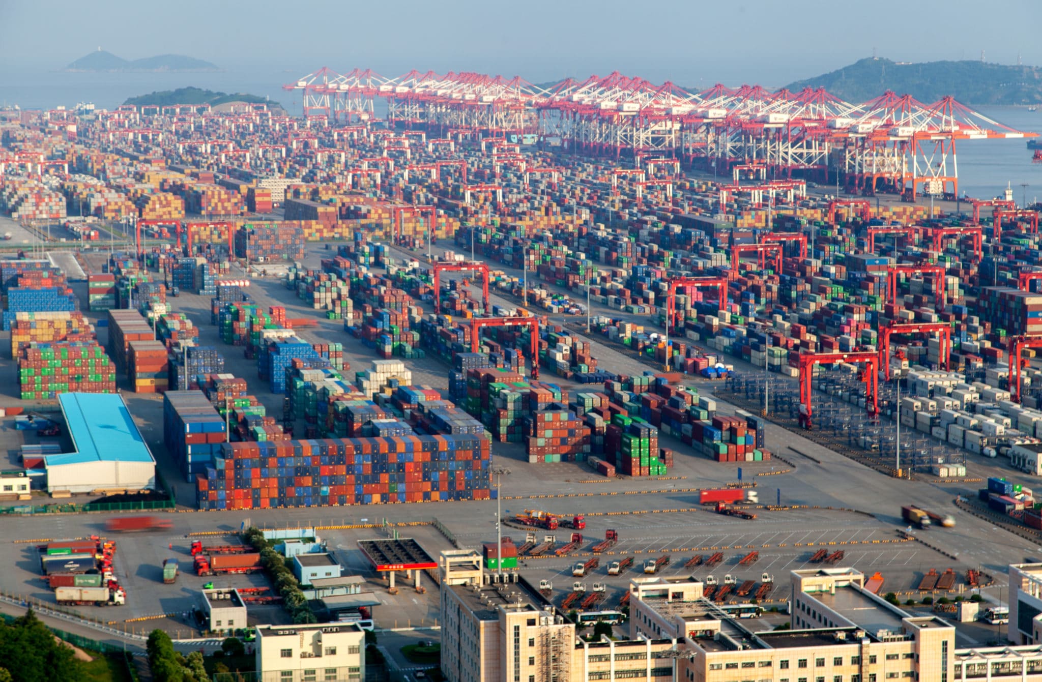 Hafen in China mit unzähligen Containern.