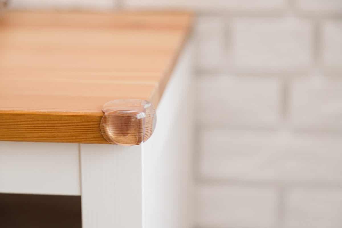 Eckenschutz aus Silikon für einen Tisch. 