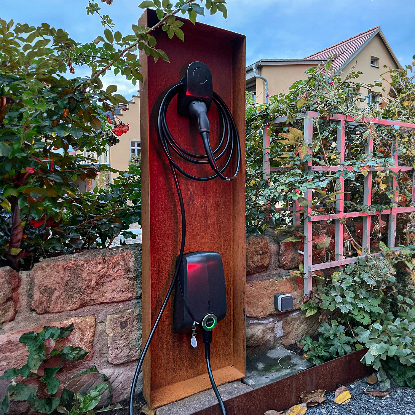 Ladestation für E-Mobilität aus Cortenstahl mit natürlicher Rostpatina, wetterfest und modern gestaltet.