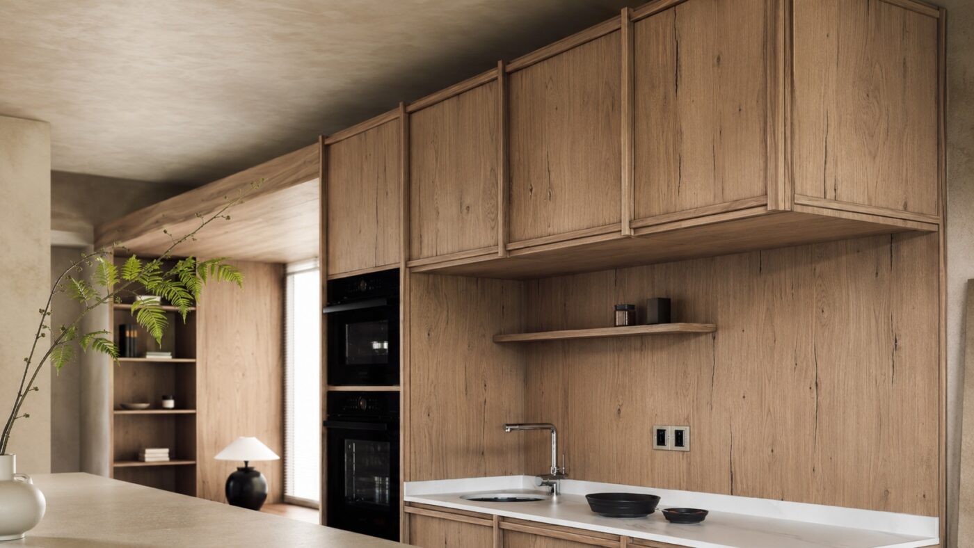 Moderne Küche mit Echtholzfurnier und Holzleisten im Farbton Eiche Antik, weißen Arbeitsflächen und schwarzen Einbaugeräten.