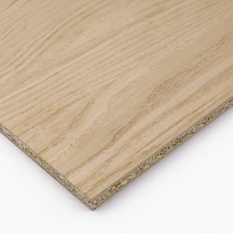Furnierplatte Eiche mit charakteristischer Maserung.