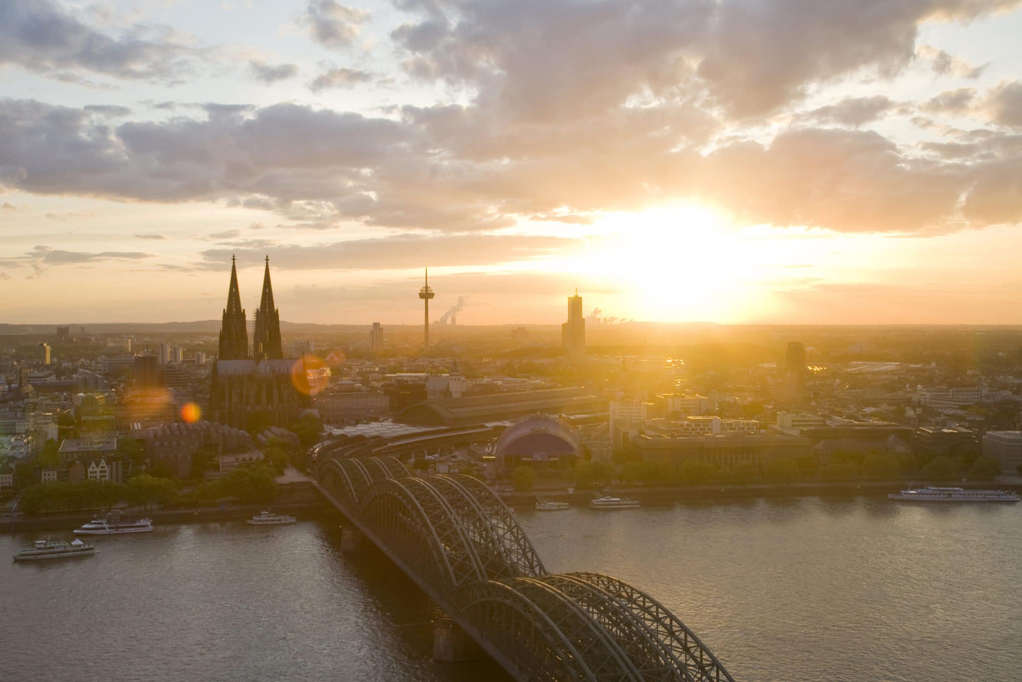 Sonnenuntergang über Köln mit Dom und Hohenzollernbrücke.