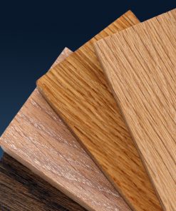 Holz-Farbmuster aus Eiche mit Maserung, zeigt Vorher-Nachher-Effekt einer Oberflächenbehandlung im Detail.
