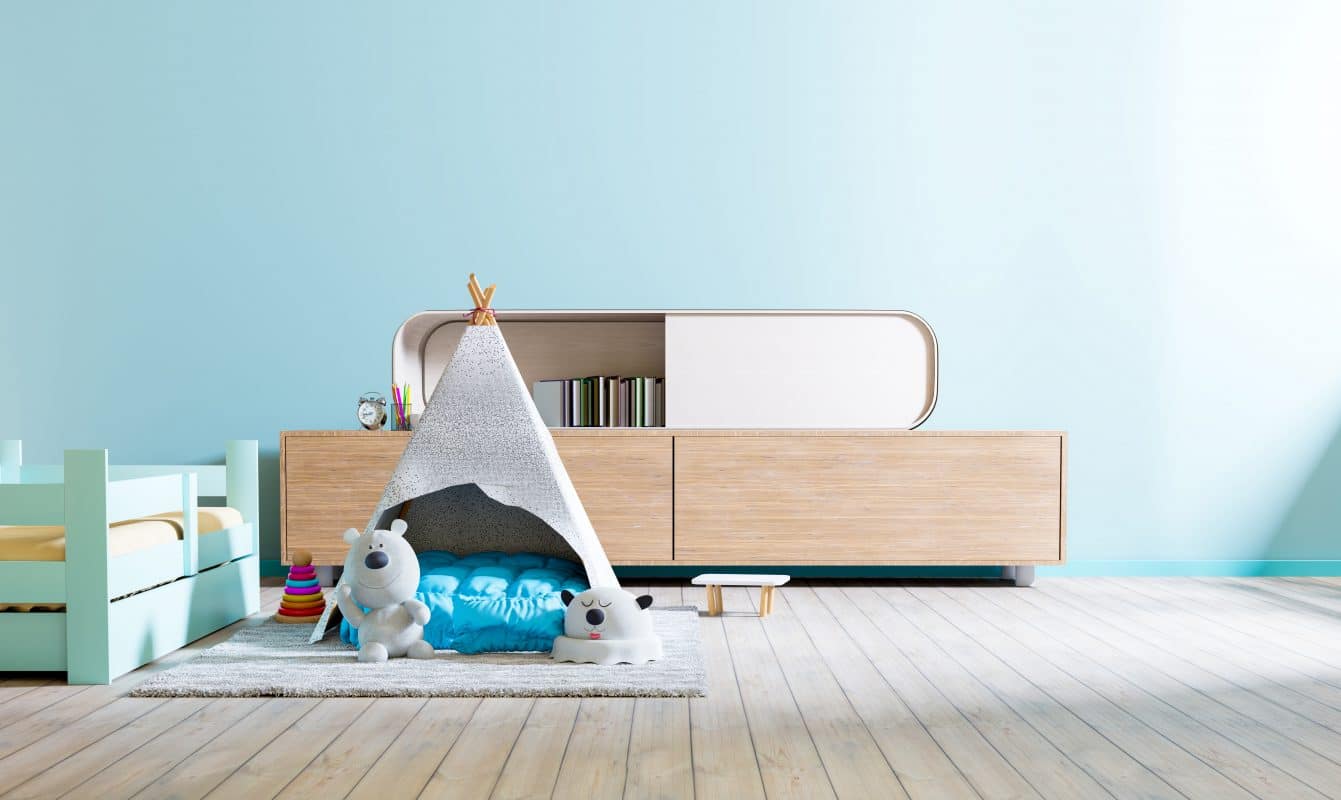 Helles Kinderzimmer mit Tipi-Zelt, Holzkommode und Spielzeug.